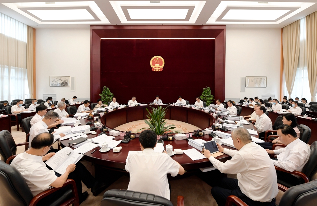 省十三届人大常委会第一百零五次主任会议召开