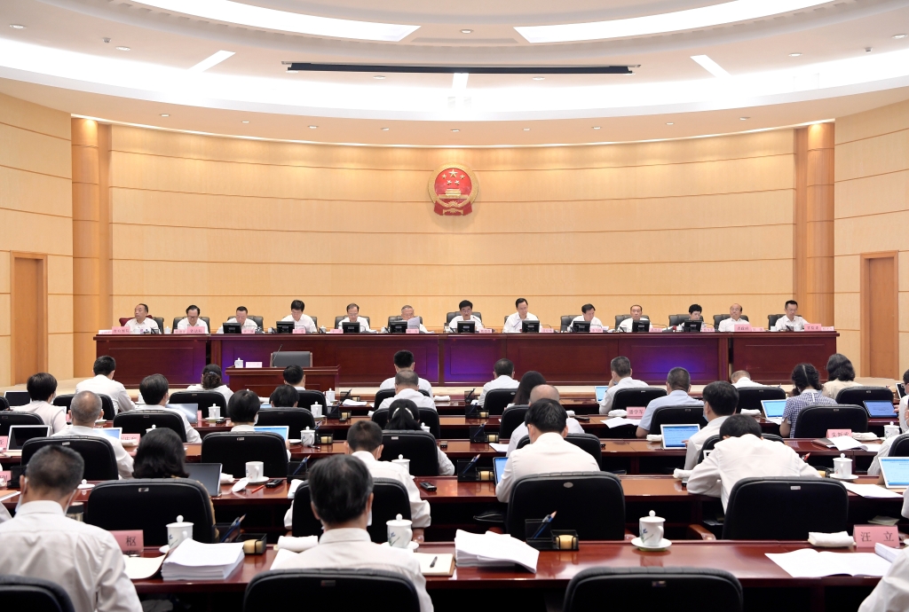 省十三届人大常委会第三十四次会议在贵阳召开