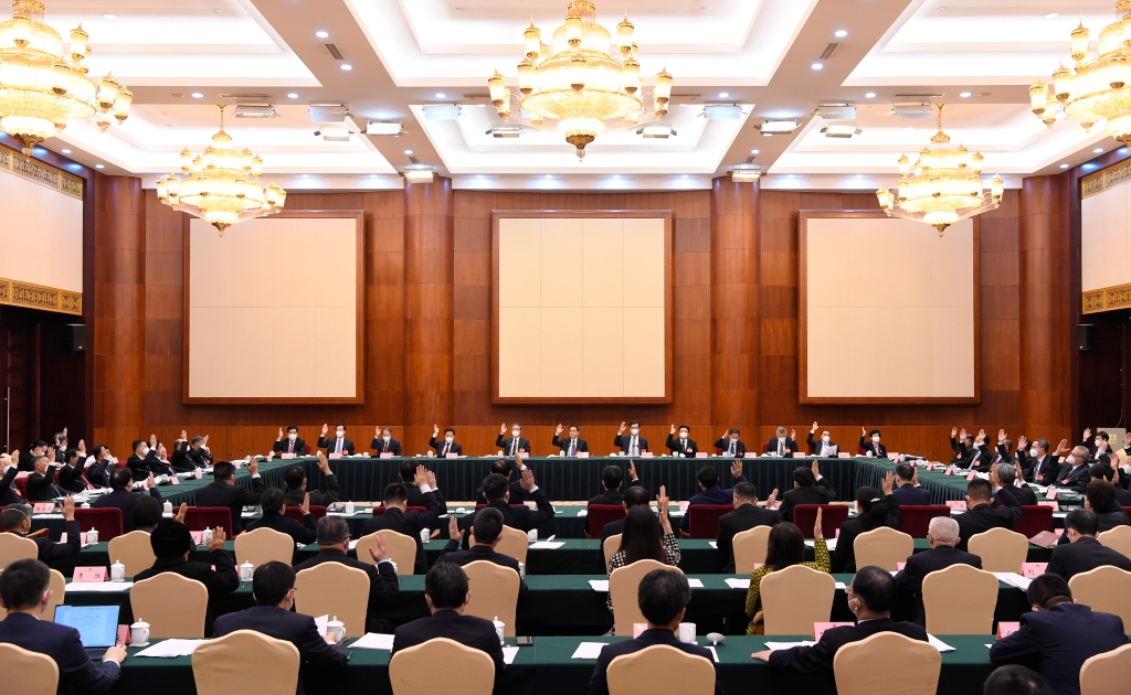 省十四届人大一次会议主席团举行第一次会议 徐麟主持