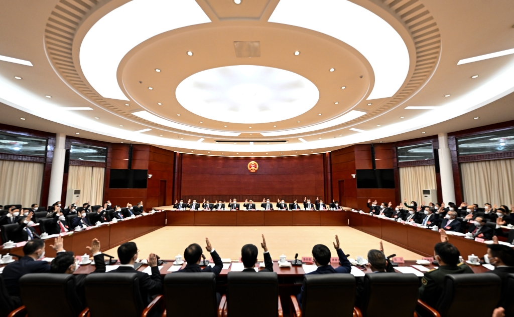 省十四届人大一次会议主席团举行第二次会议 徐麟主持