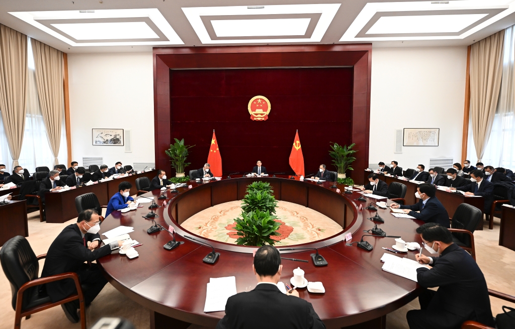 省十四届人大常委会第一次主任会议召开 徐麟主持并讲话