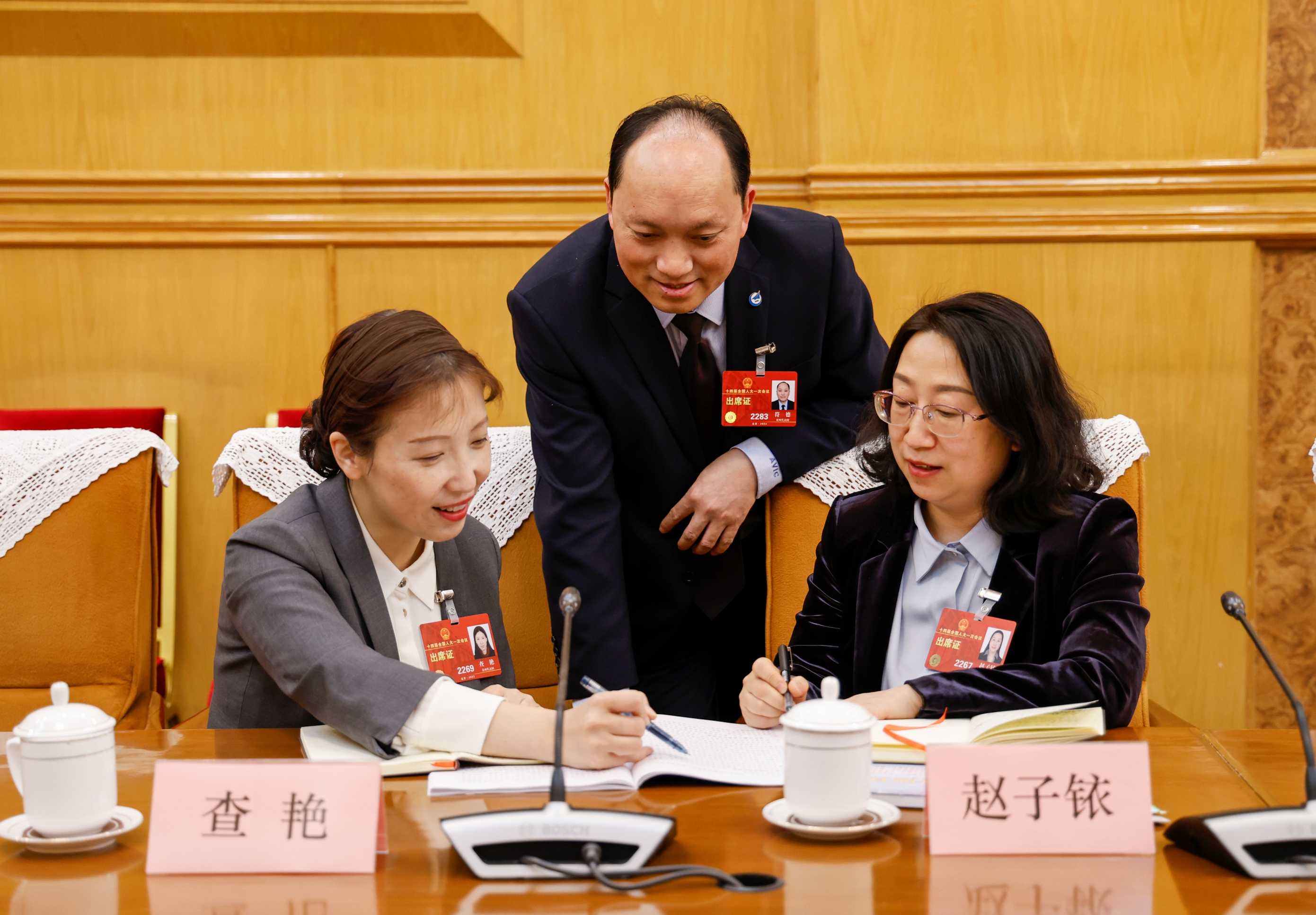 贵州省全国人大代表积极开展交流讨论，更好为贵州高质量发展建言献策