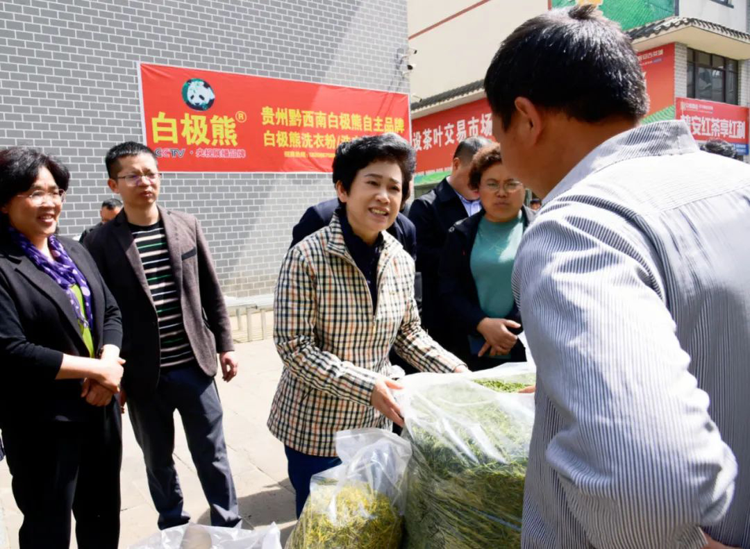 杨永英在乡村振兴联系点普安县开展调研