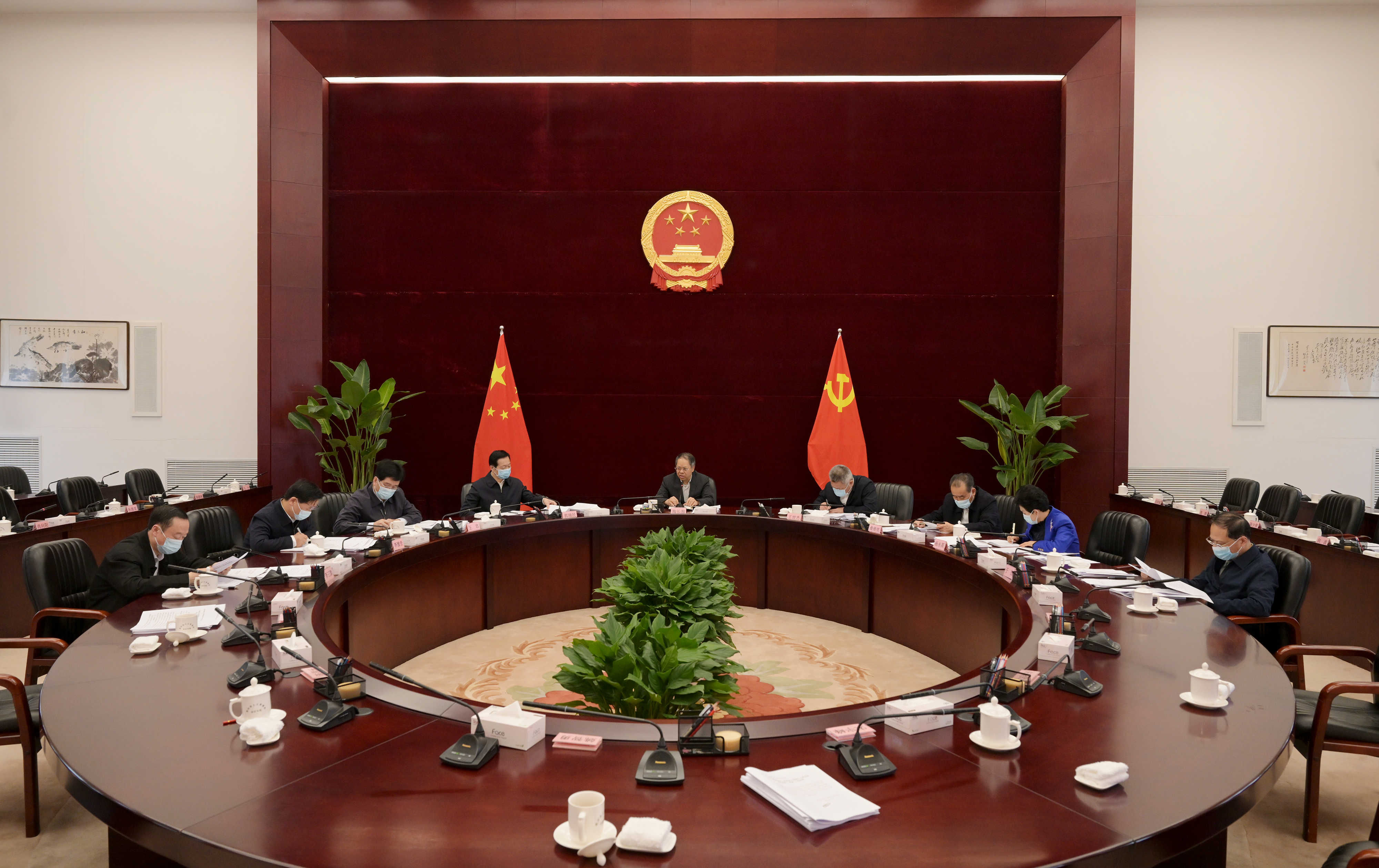 省人大常委会党组召开会议 传达学习贯彻习近平总书记重要讲话精神和全国两会精神