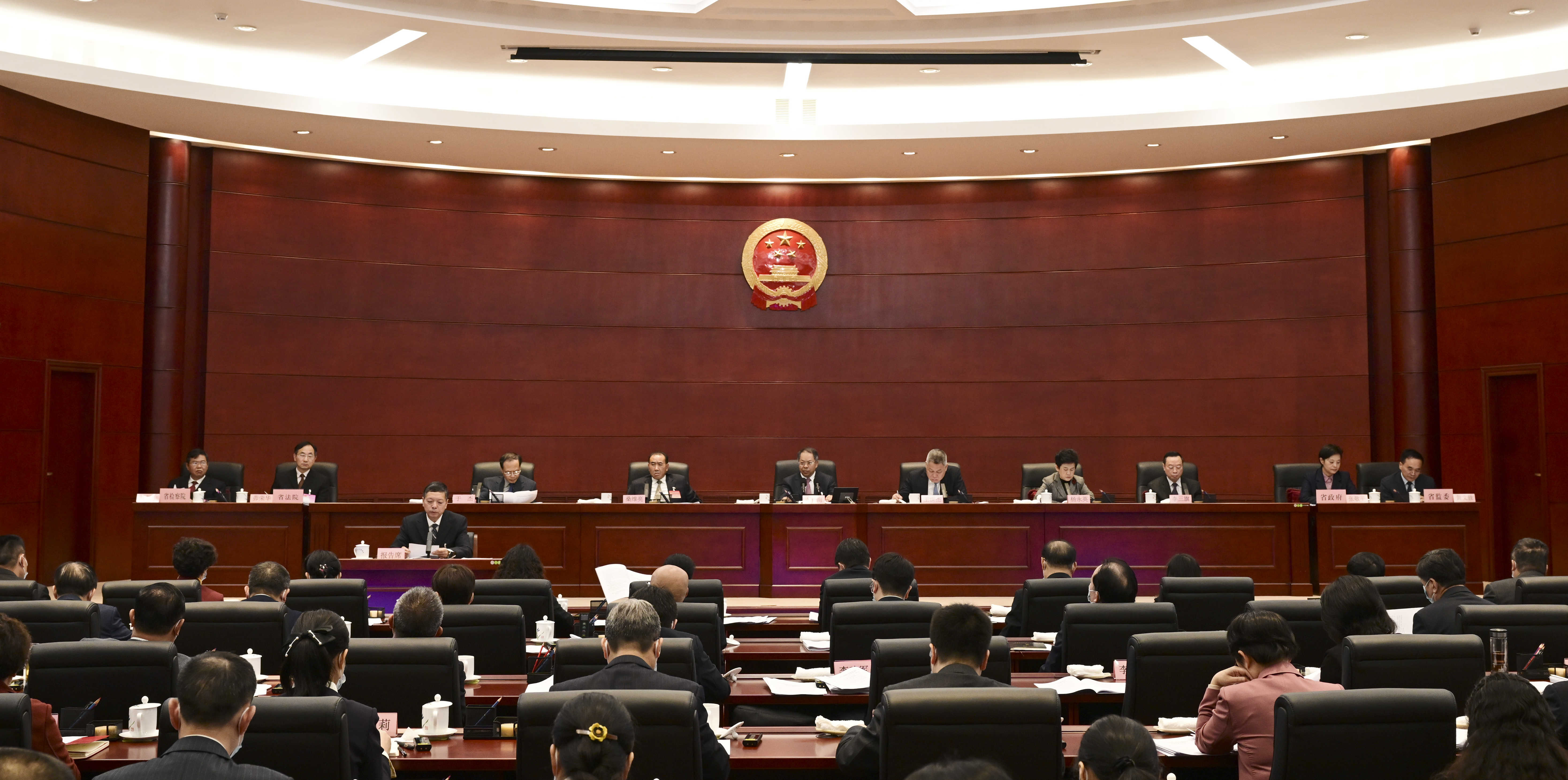 省十四届人大常委会第二次会议举行第一次全体会议