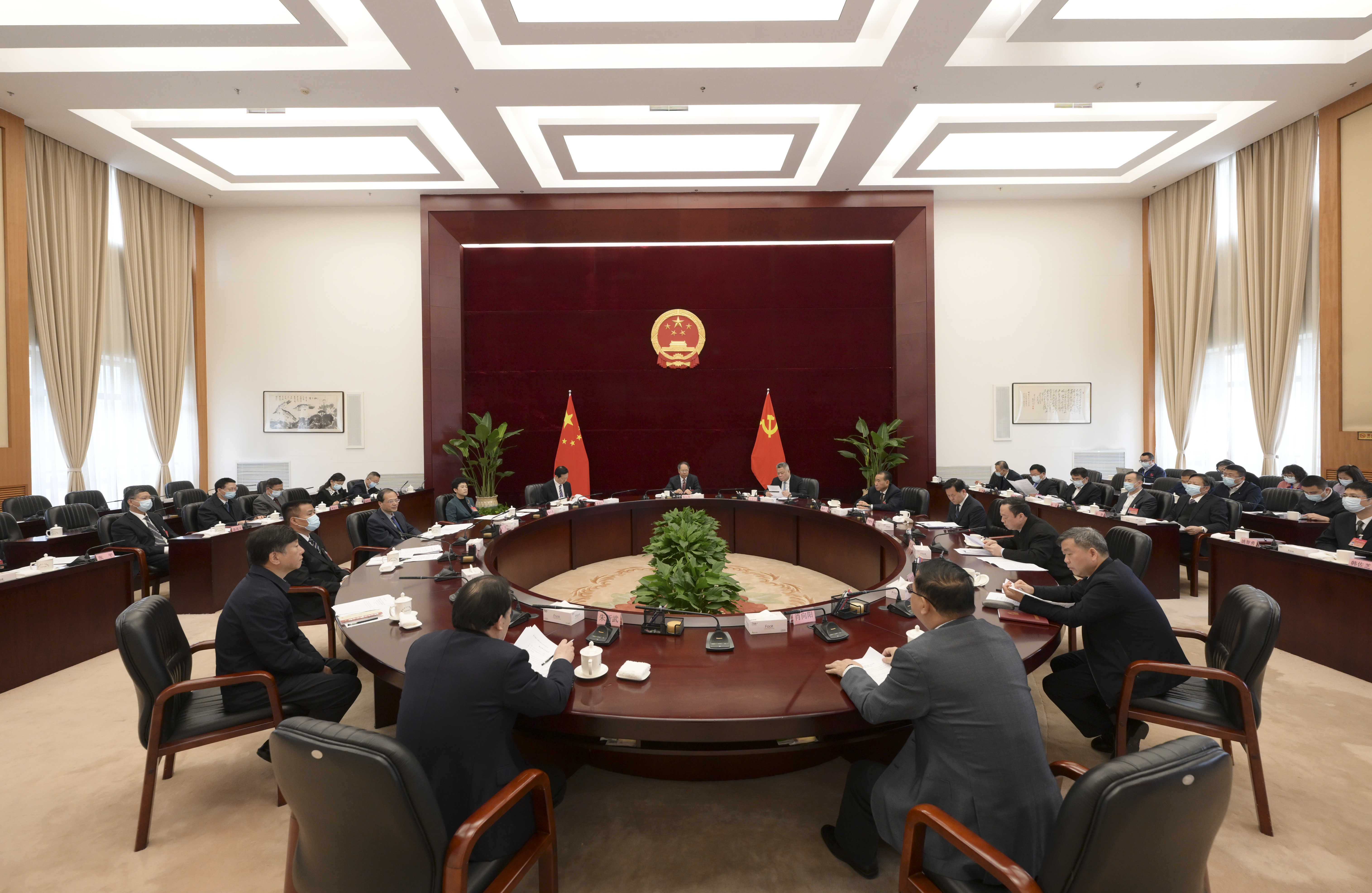 省十四届人大常委会第五次主任会议召开
