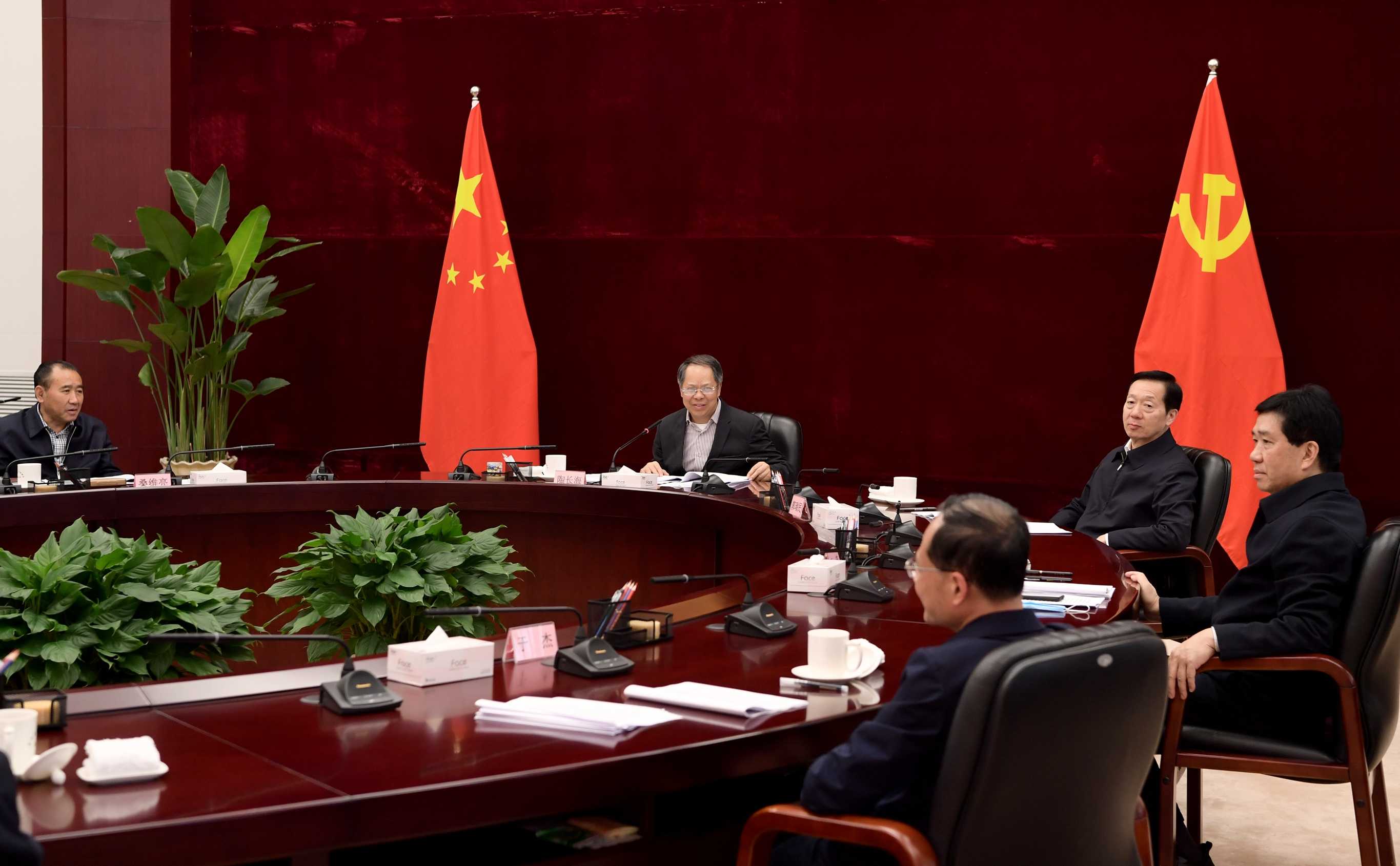 省十四届人大常委会第六次主任会议召开