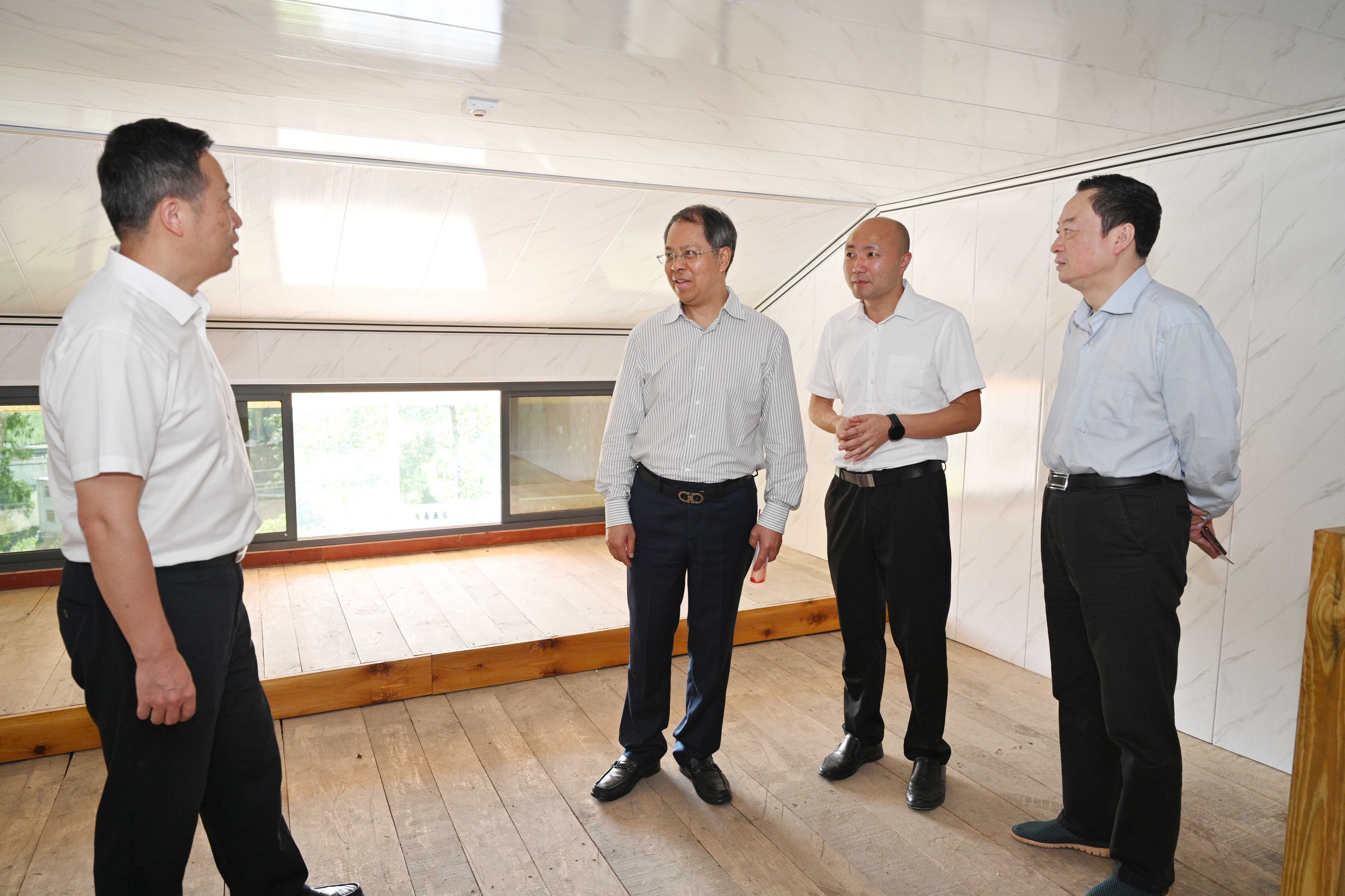 陶长海在正安县开展蹲点调研