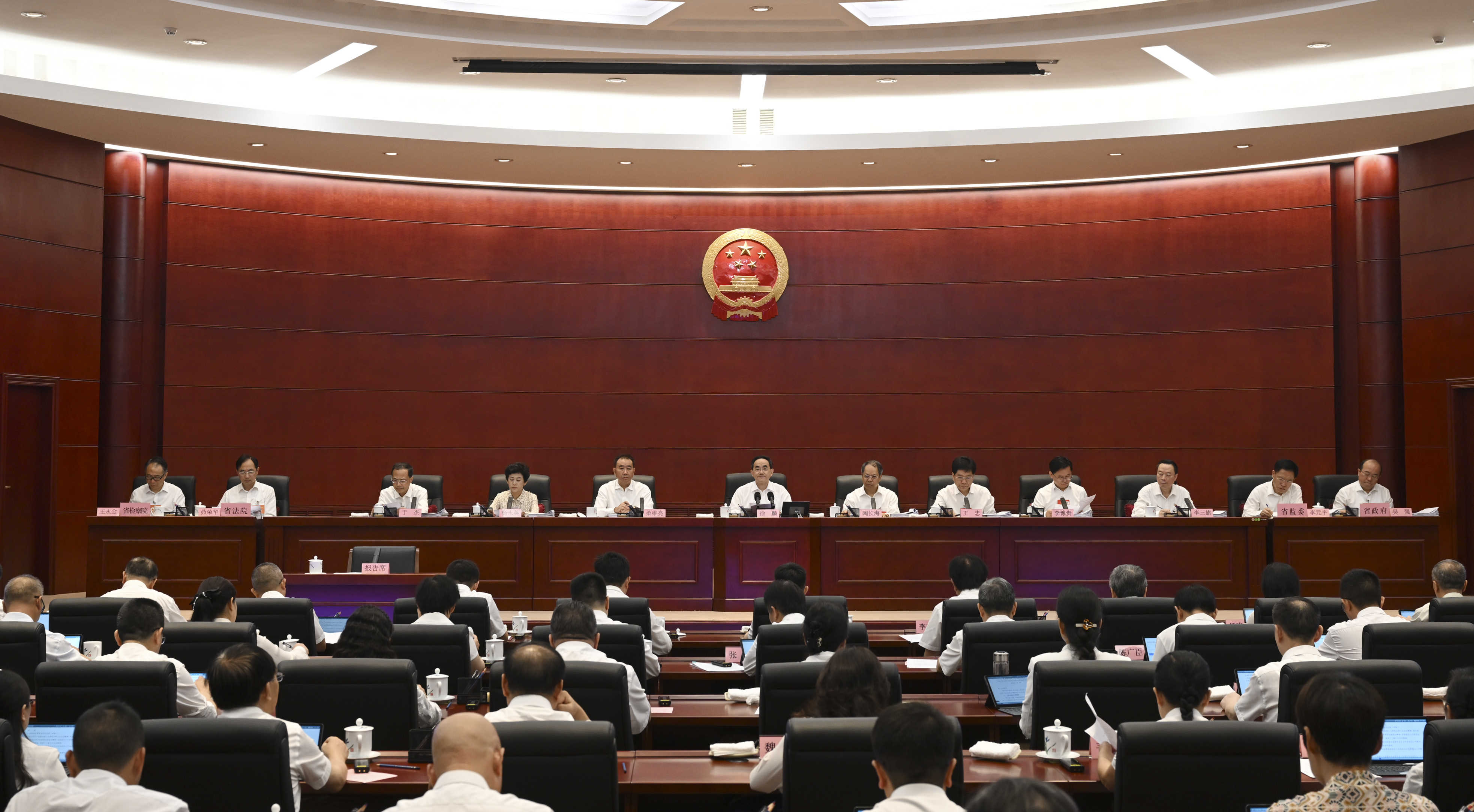 省十四届人大常委会第四次会议在贵阳举行 徐麟主持第一次全体会议并讲话