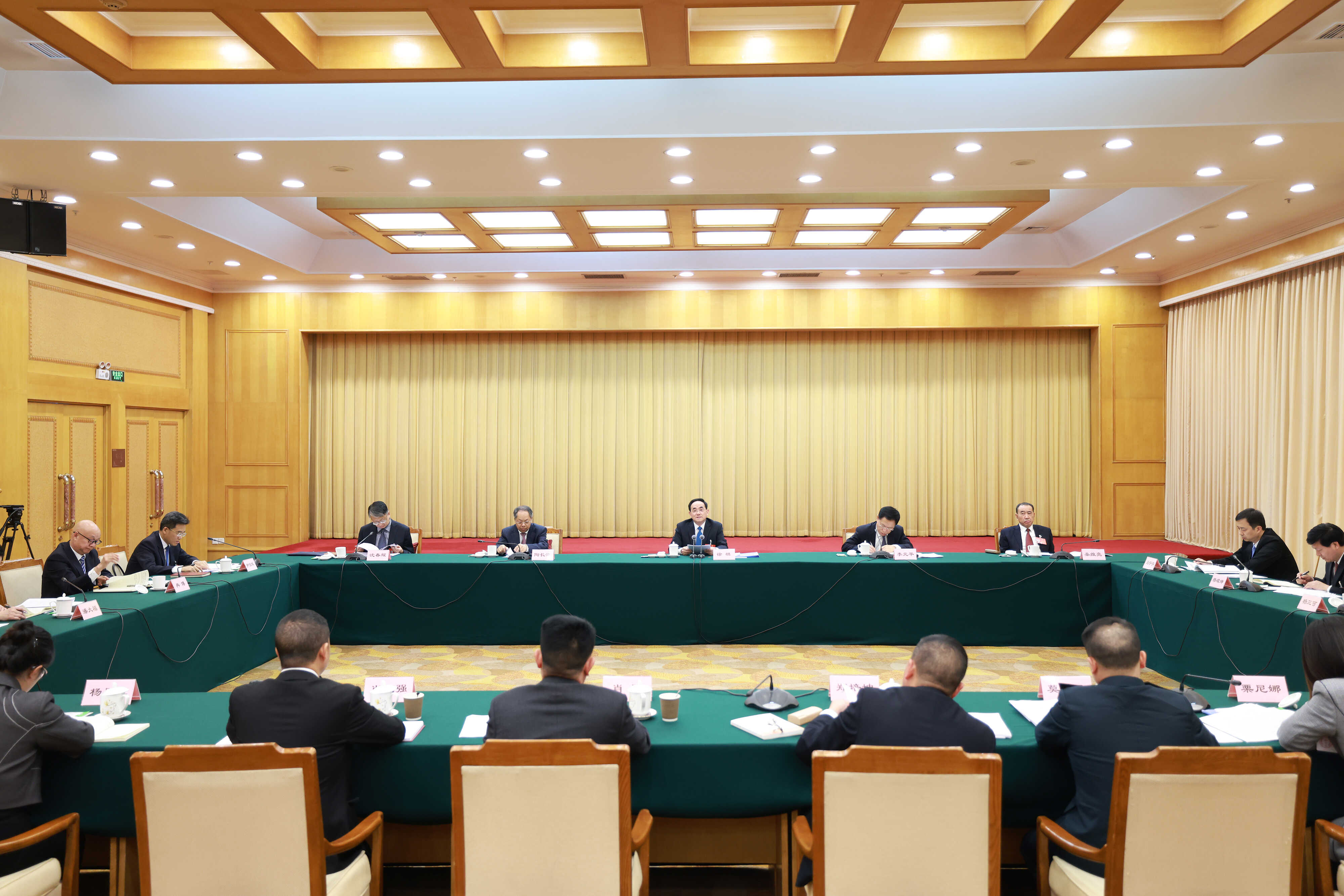 贵州代表团举行会议