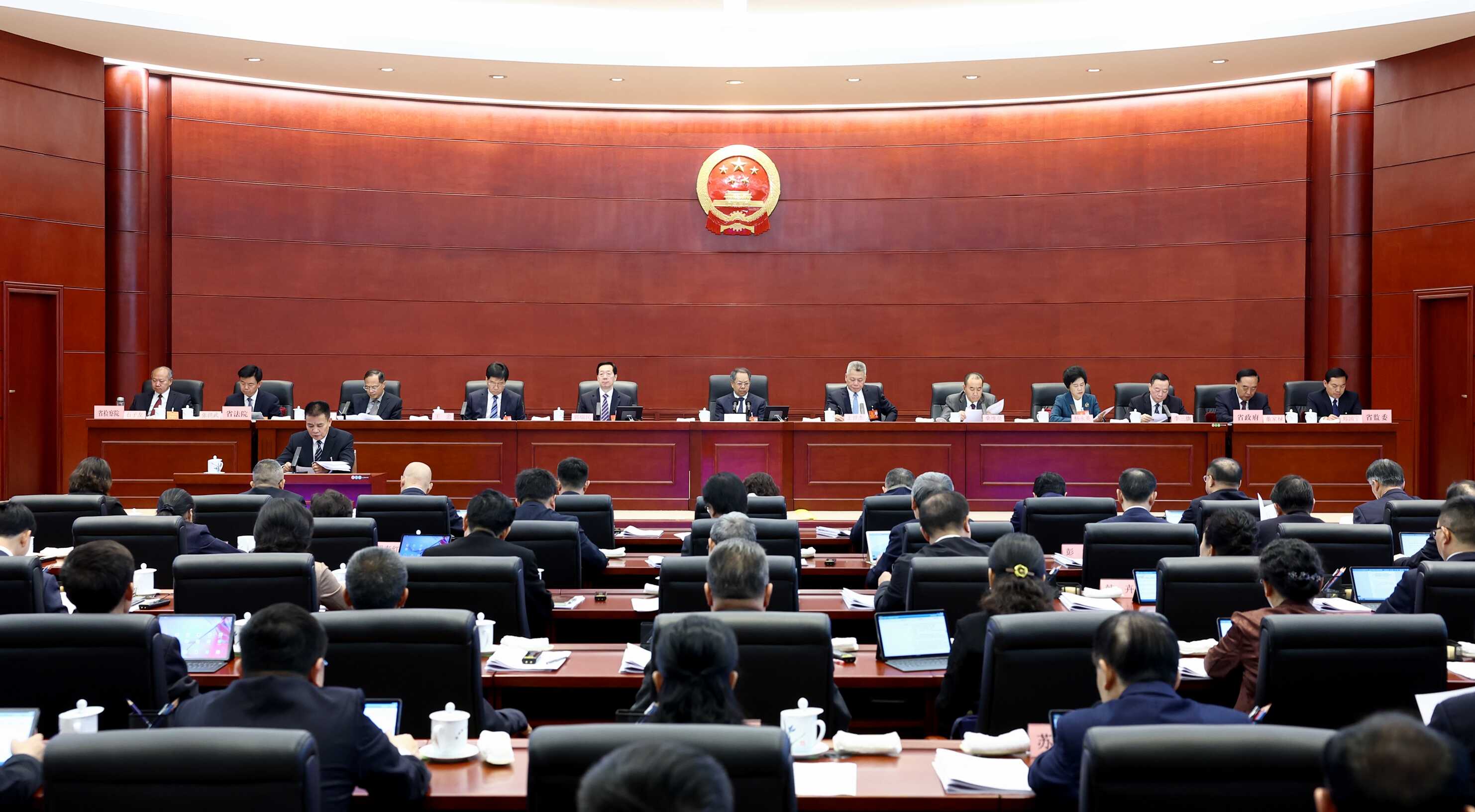 省十四届人大常委会第八次会议在贵阳举行