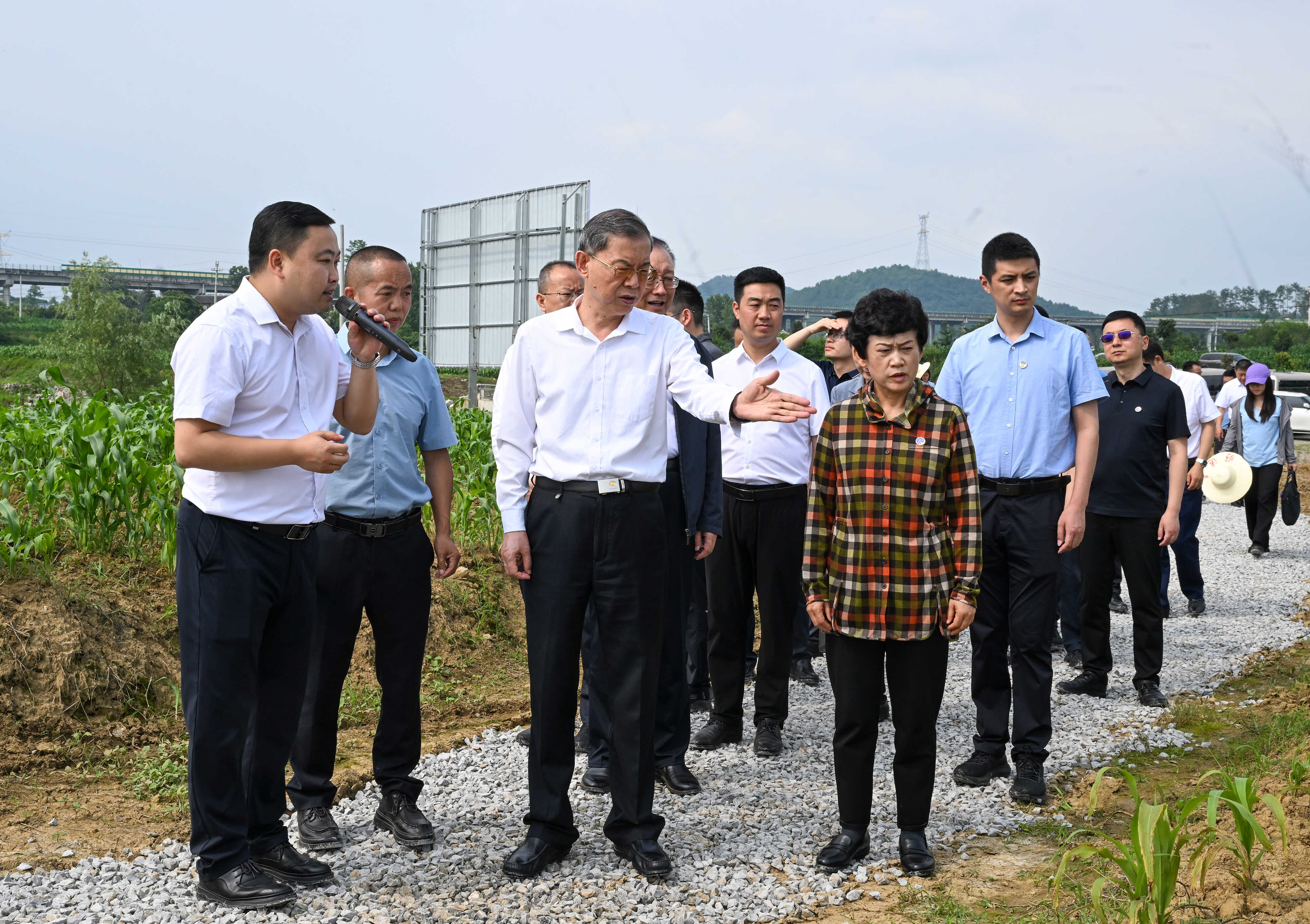 全国人大常委会副委员长郝明金率队到我省调研