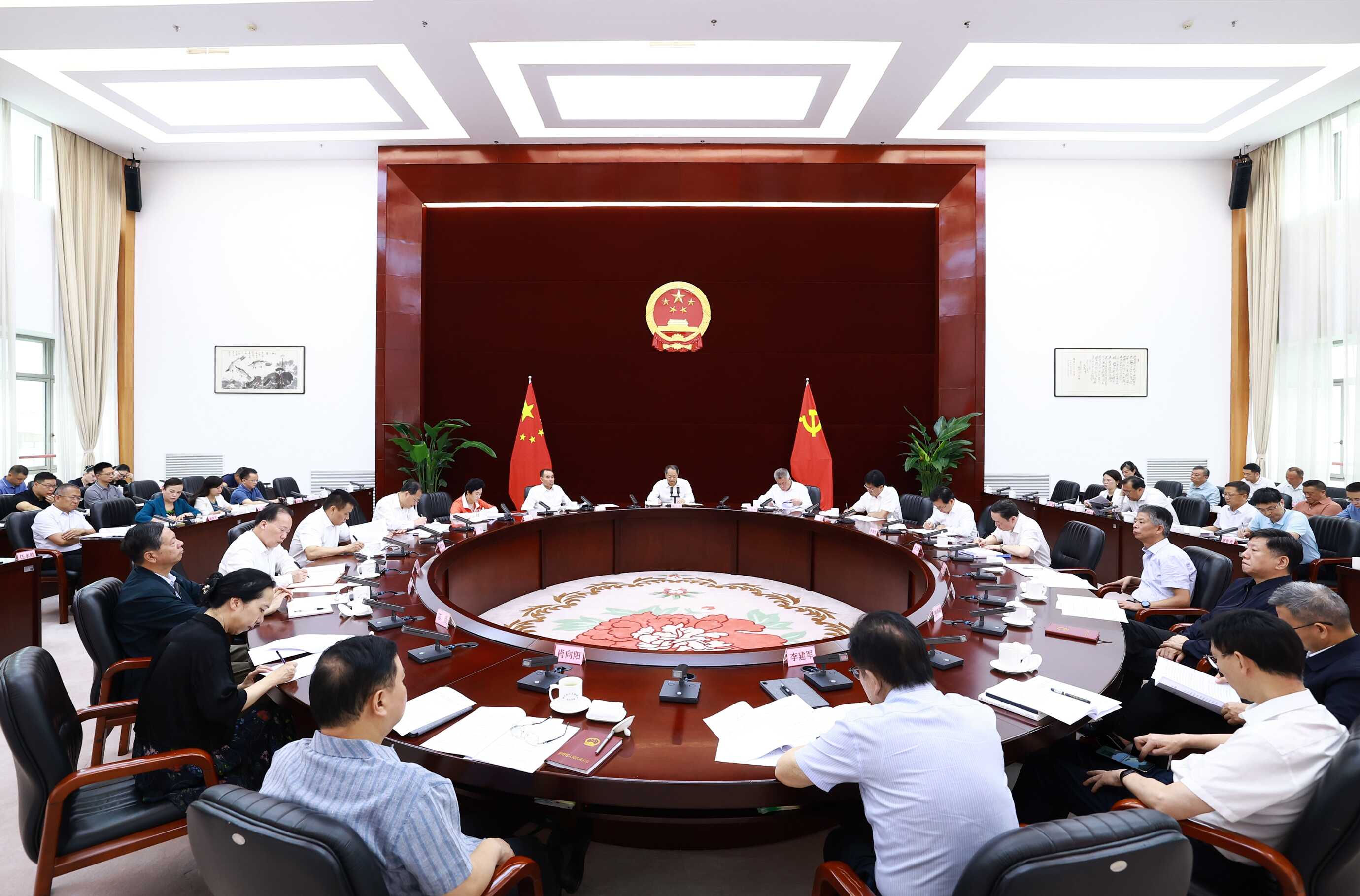 省人大常委会党组理论学习中心组举行党纪学习教育集中学习研讨会