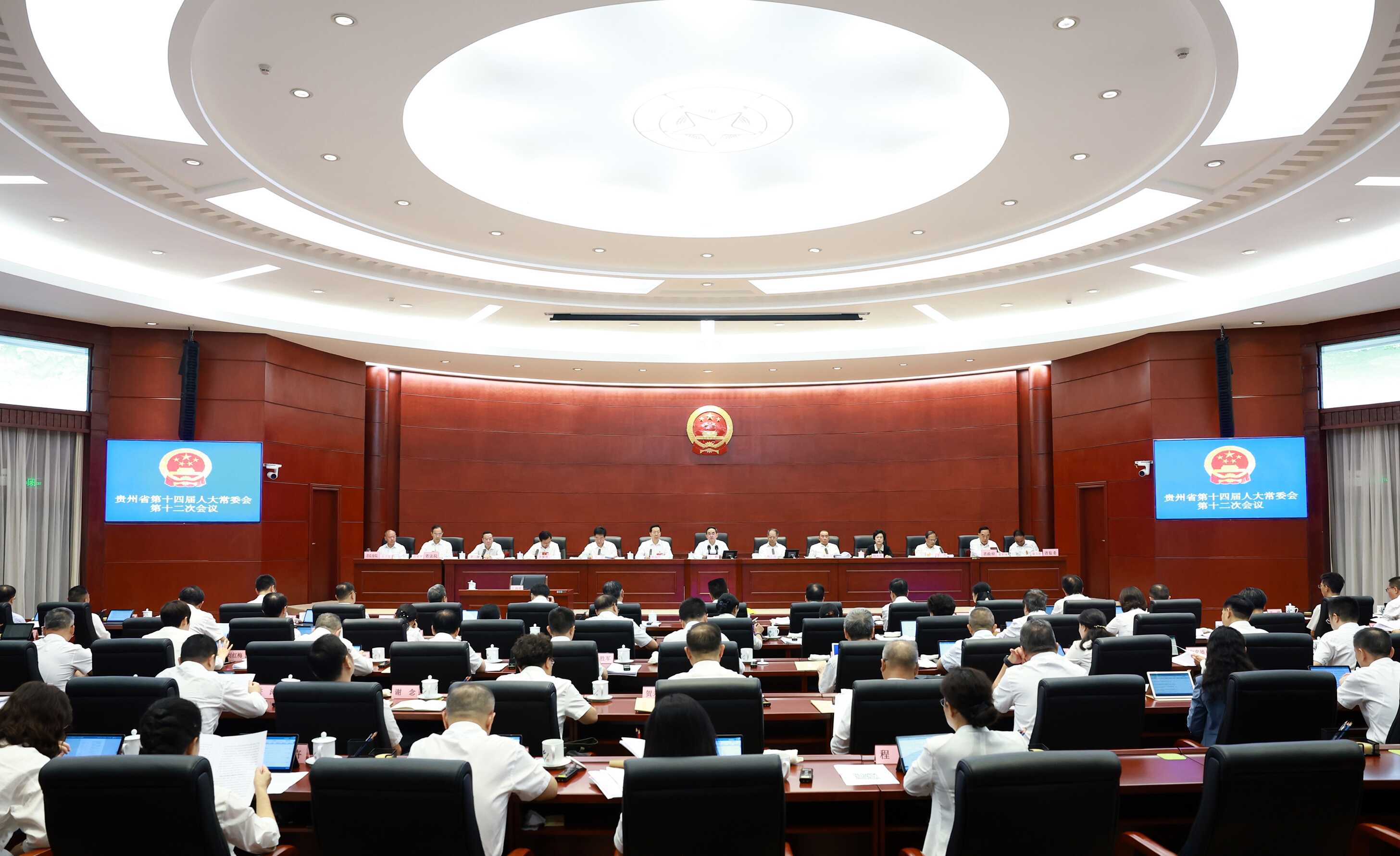 徐麟主持省十四届人大常委会第十二次会议第一次全体会议并作讲话