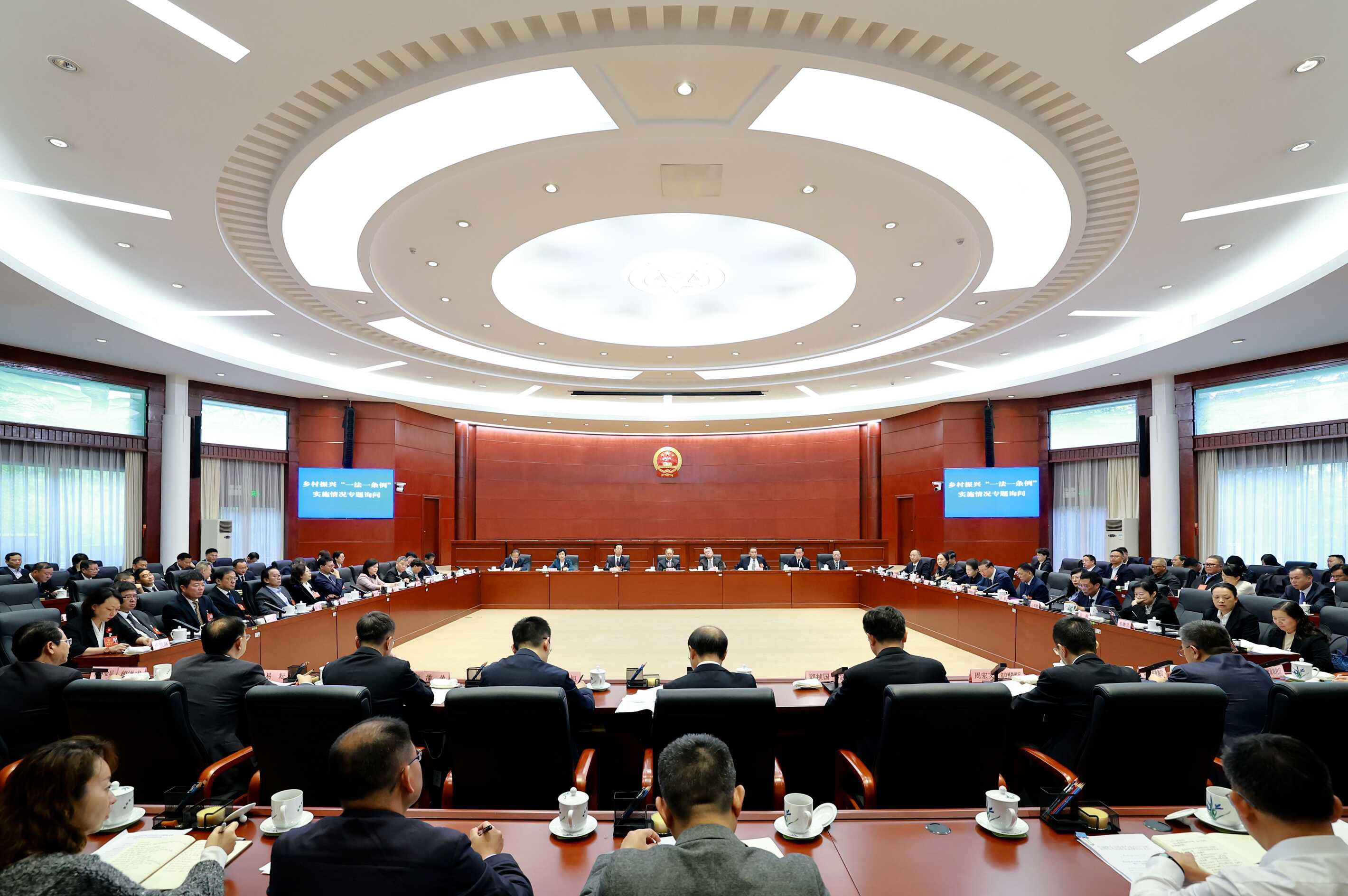 省十四届人大常委会第十三次会议举行联组会议 专题询问乡村振兴“一法一条例”实施情况