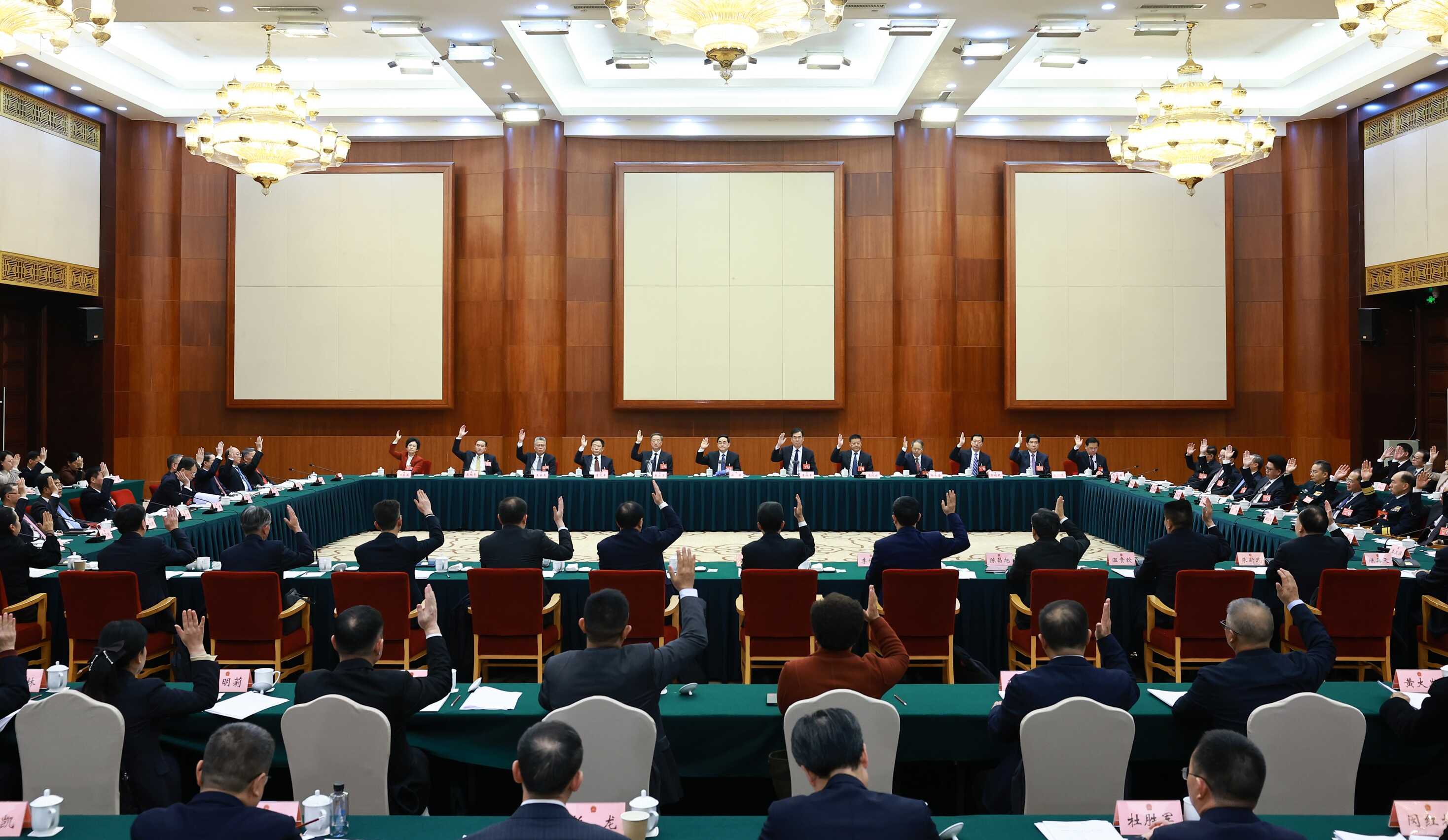 省十四届人大三次会议主席团举行第一次会议 徐麟主持