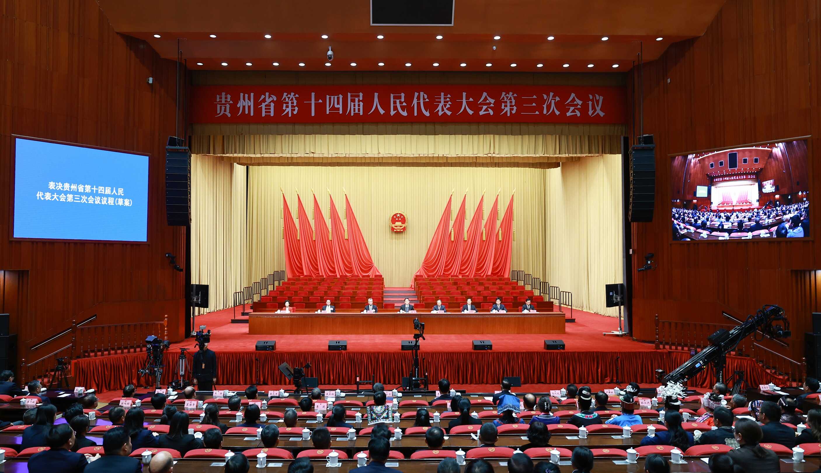省十四届人大三次会议举行预备会议 选举大会主席团和秘书长 通过大会议程 徐麟主持
