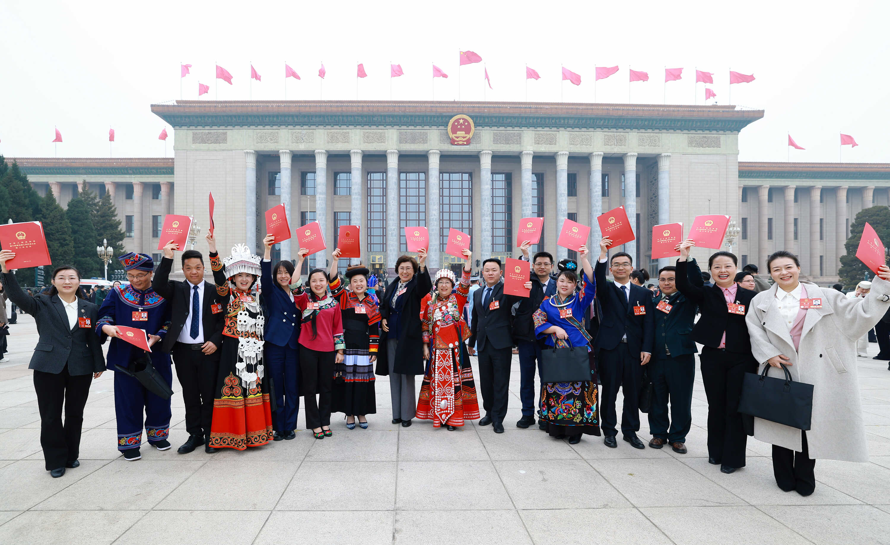 十四届全国人大三次会议闭幕