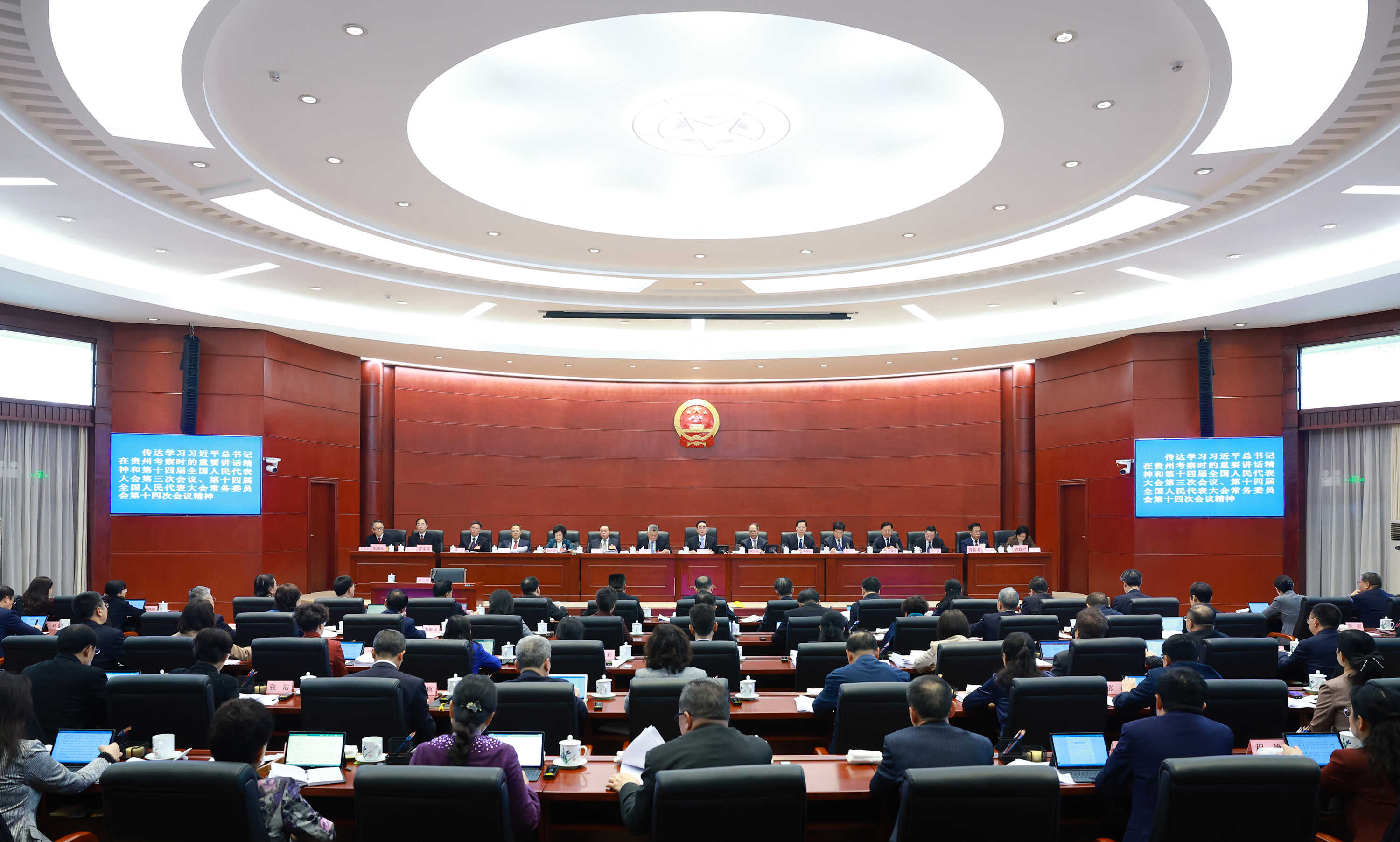 徐麟主持省十四届人大常委会第十五次会议第一次全体会议并讲话