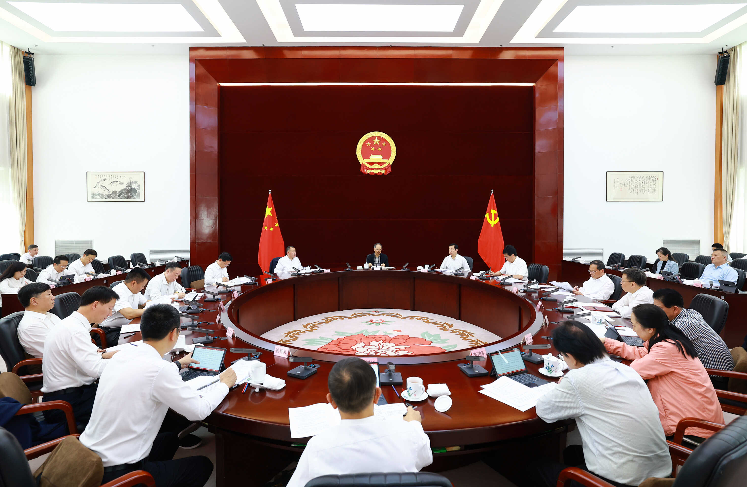 省人大常委会党组（扩大）会议暨理论学习中心组集中学习研讨会召开