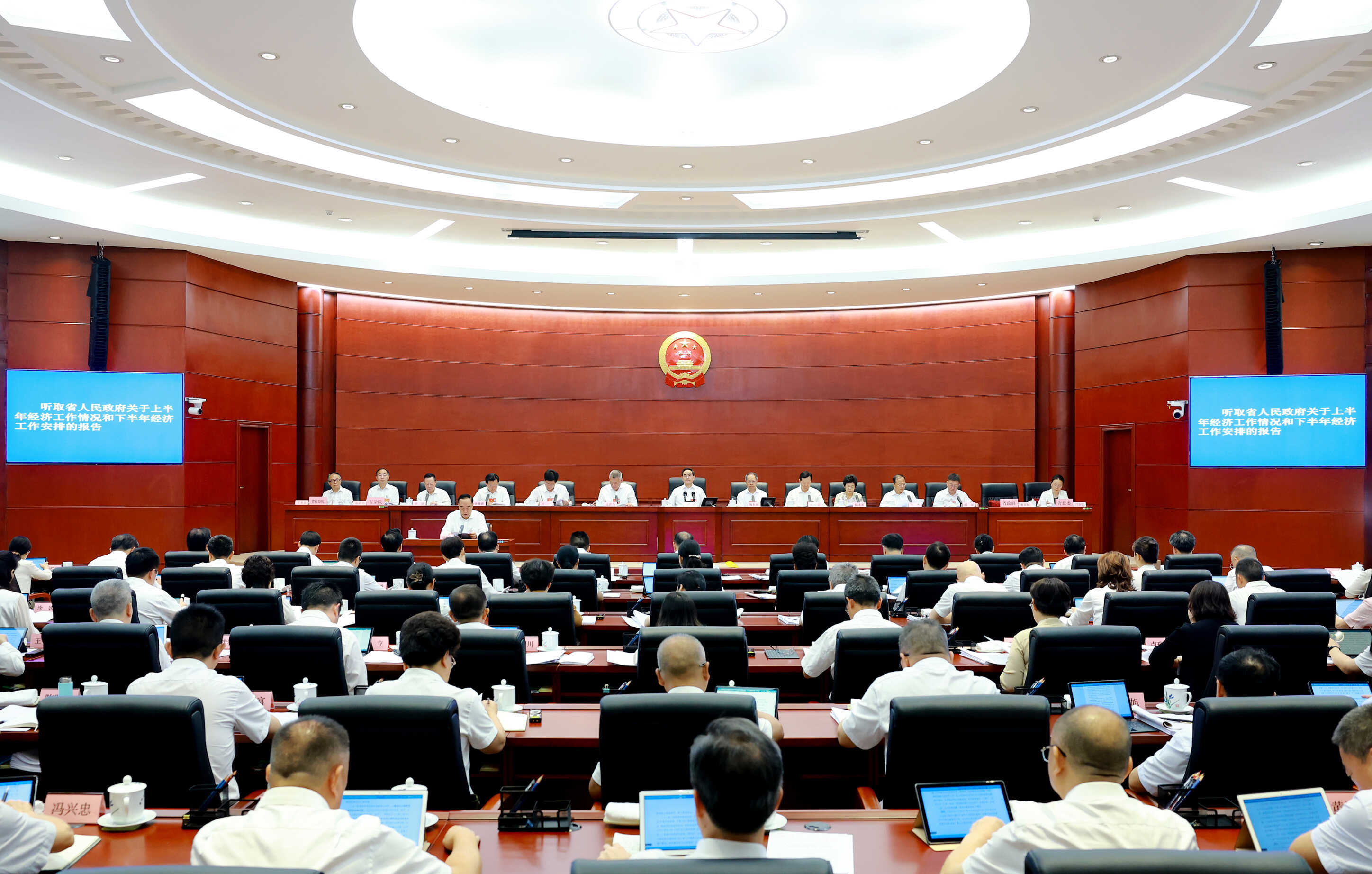省十四届人大常委会第十八次会议在贵阳举行 徐麟主持第一次全体会议并讲话