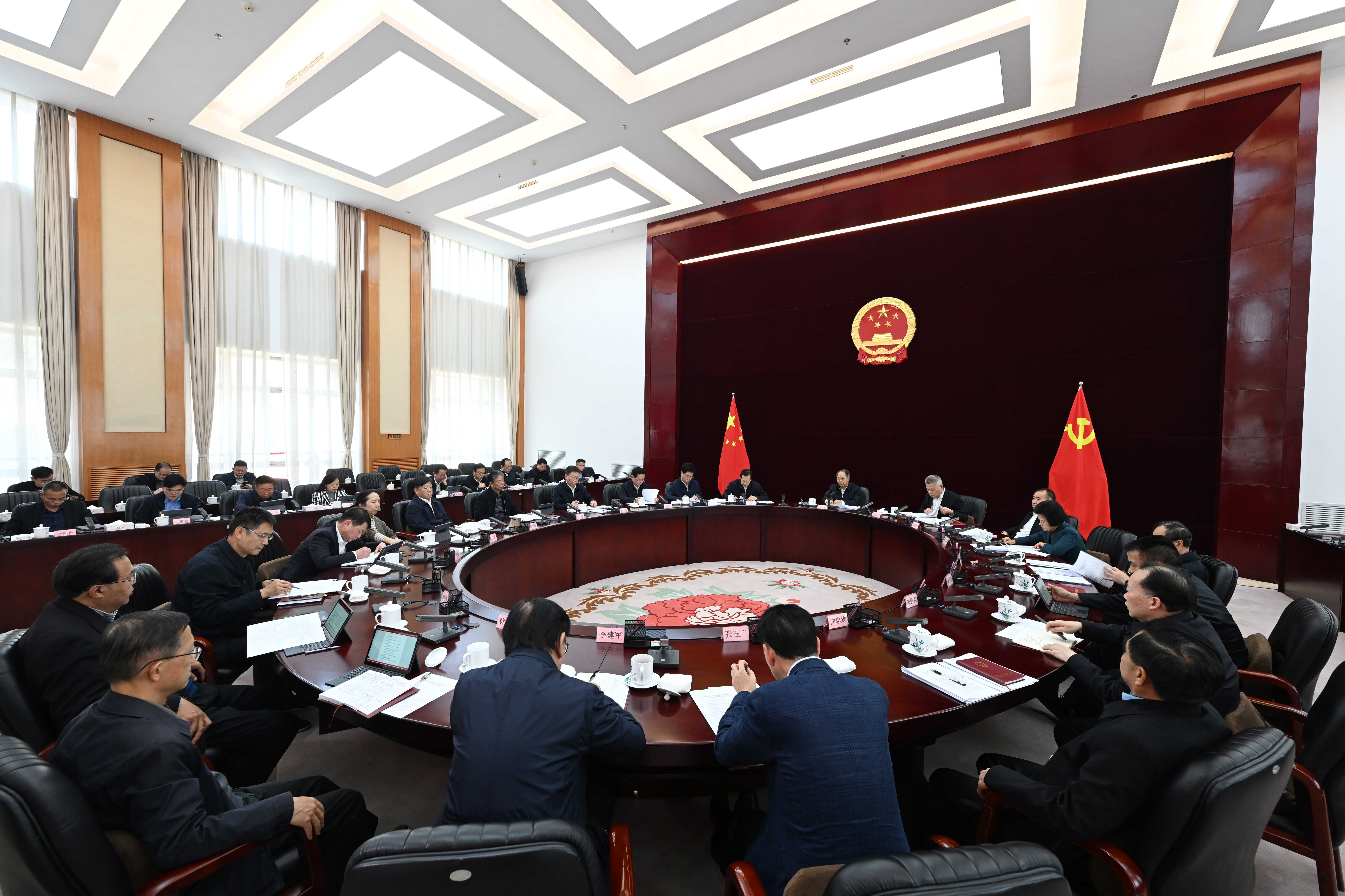 省人大常委会党组理论学习中心组集中学习研讨会召开