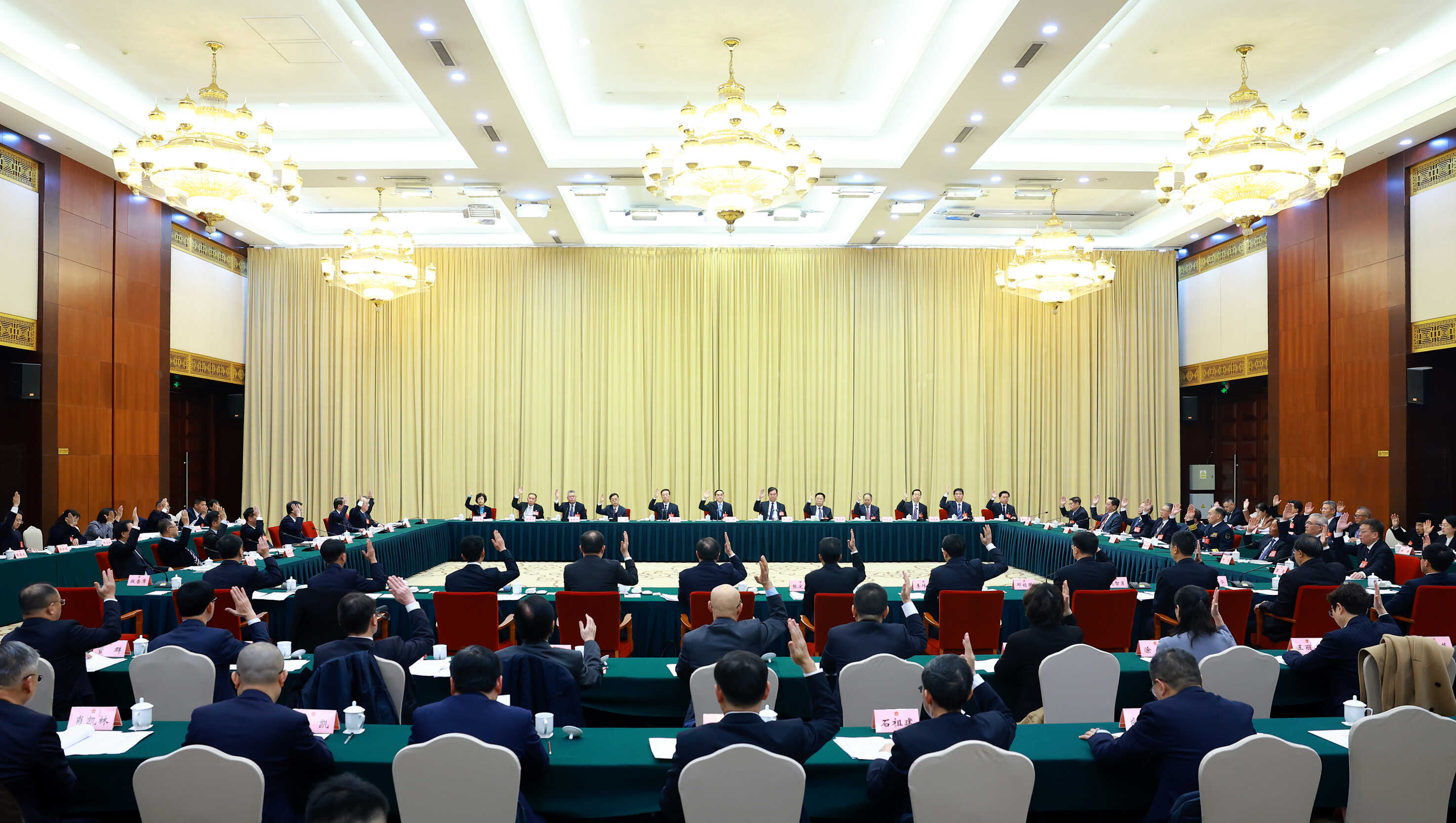 省十四届人大四次会议主席团举行第一次会议 徐麟主持