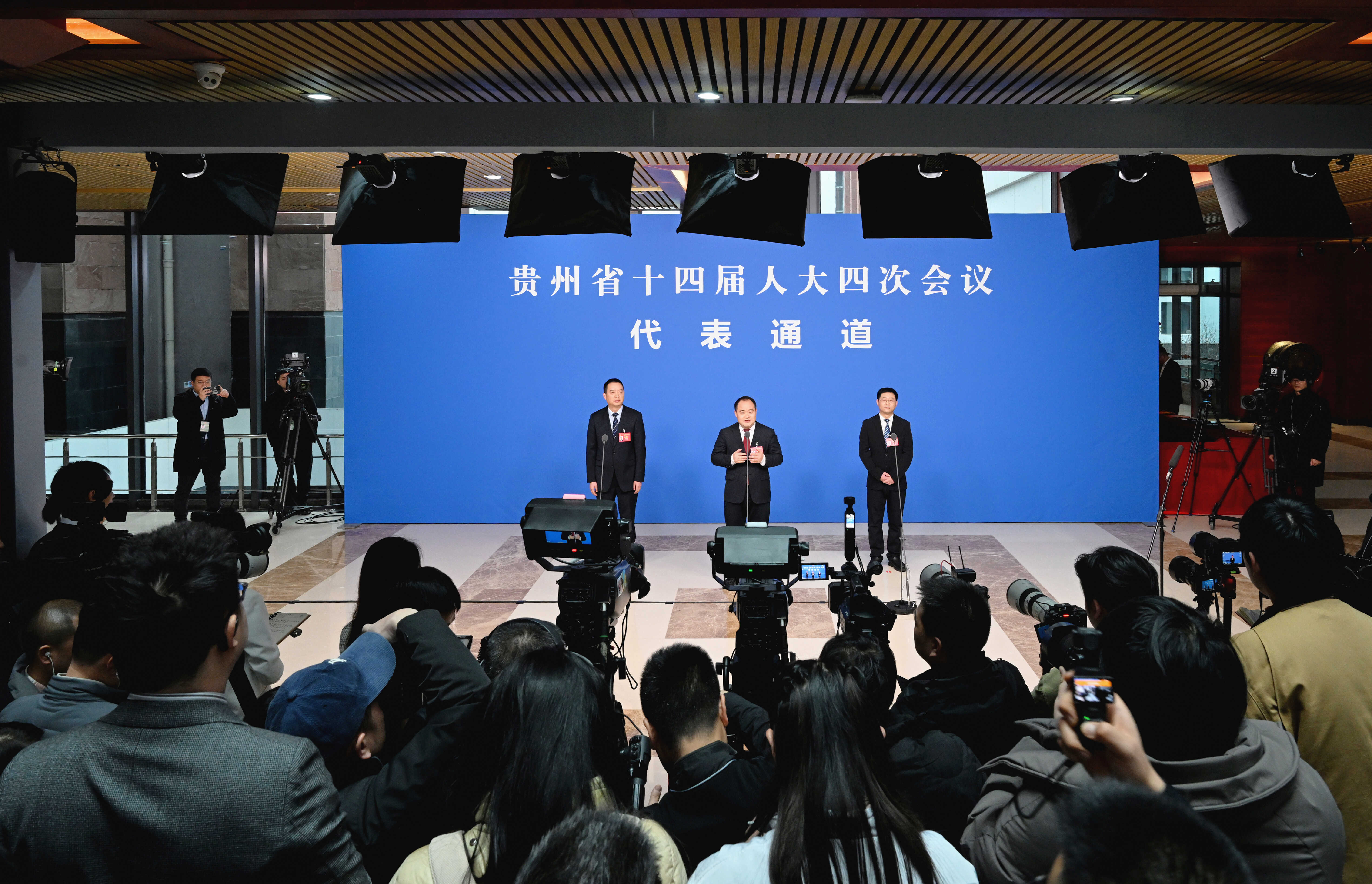 “图”看首场“代表通道”