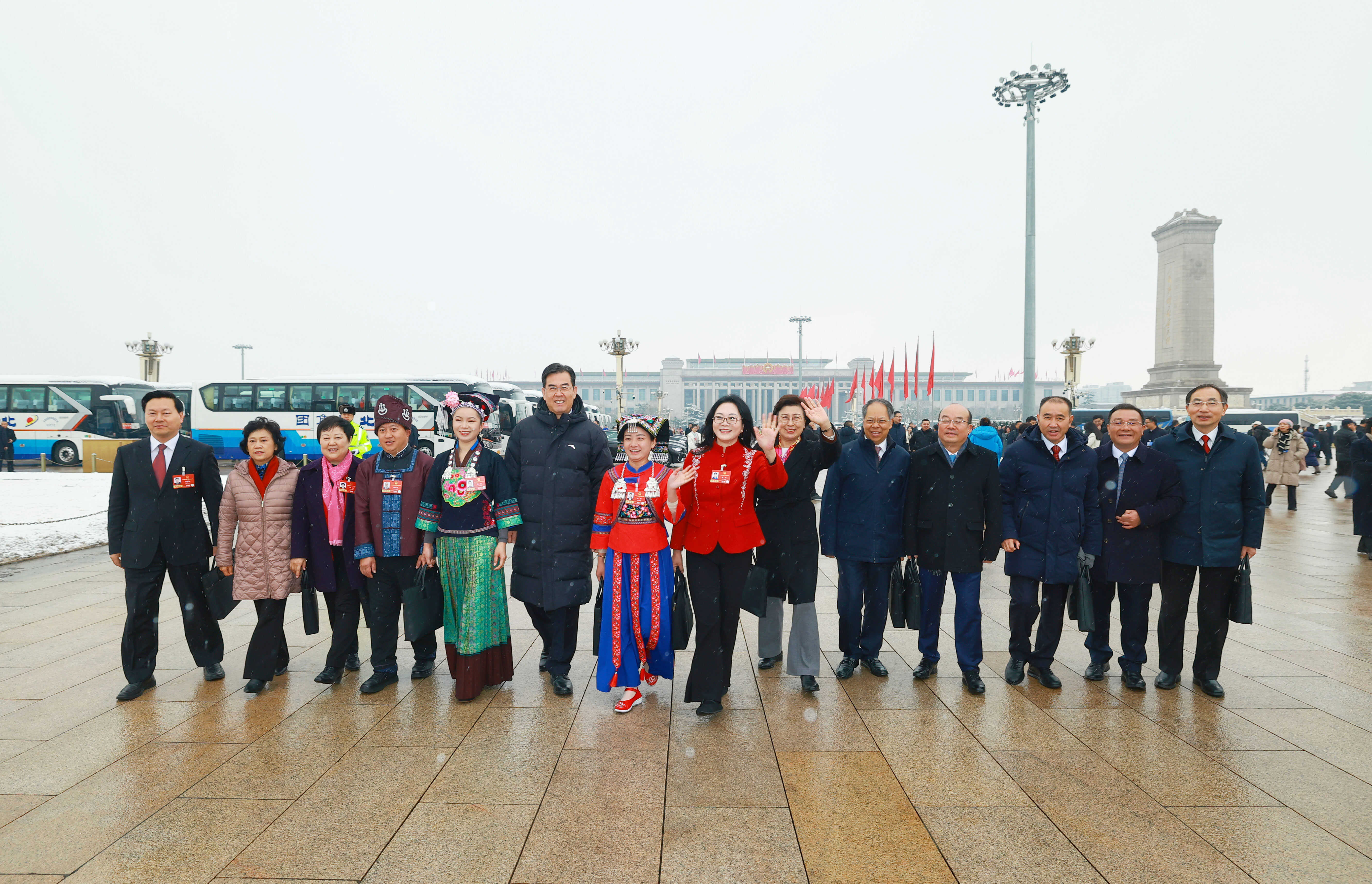 贵州代表团的代表们迈着坚实的步伐走进人民大会堂