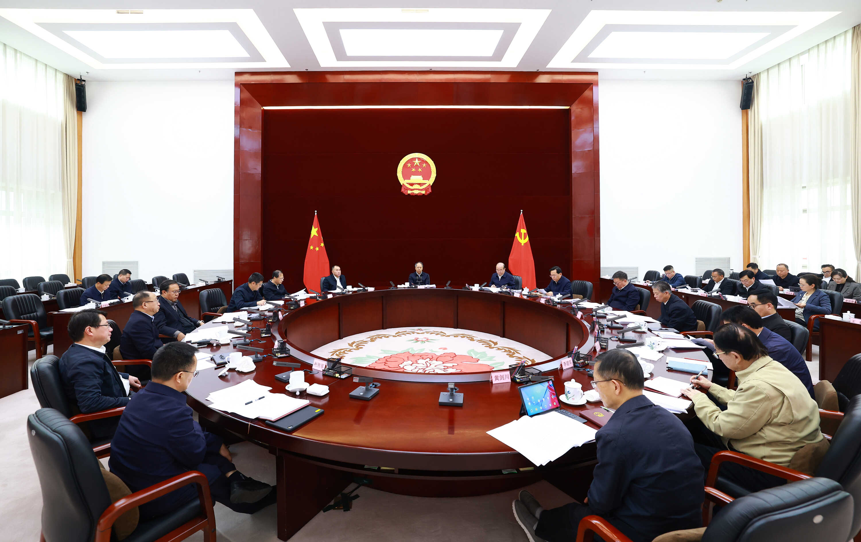 省人大常委会党组理论学习中心组集中学习研讨会召开