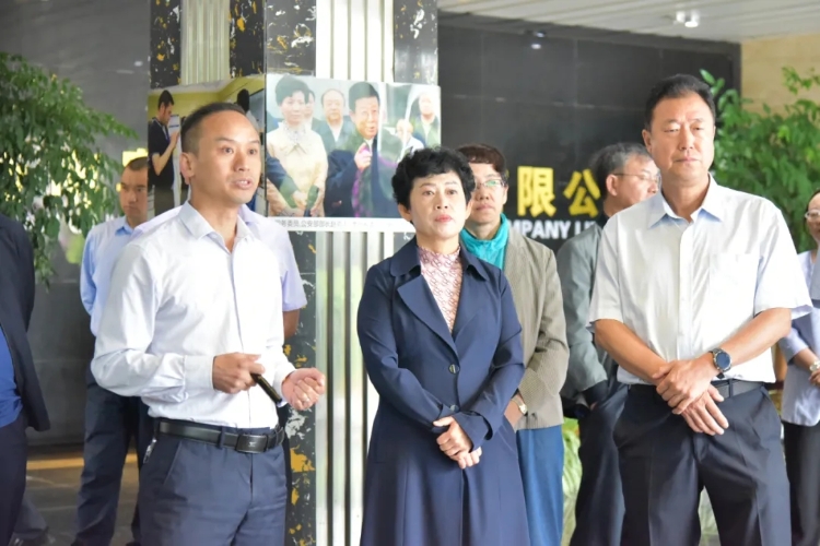 杨永英赴黔西南州开展固体废物污染环境防治法执法检查并召开座谈会