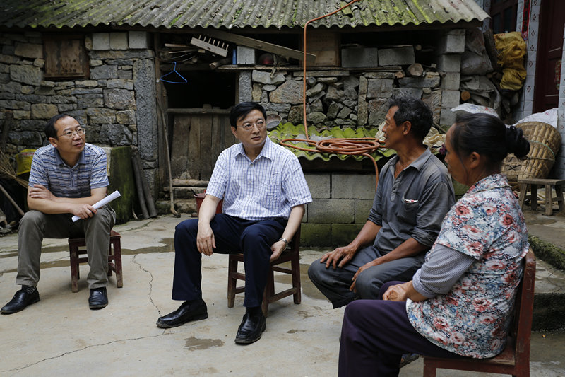 刘一民秘书长到兴仁县百德镇开展帮扶活动