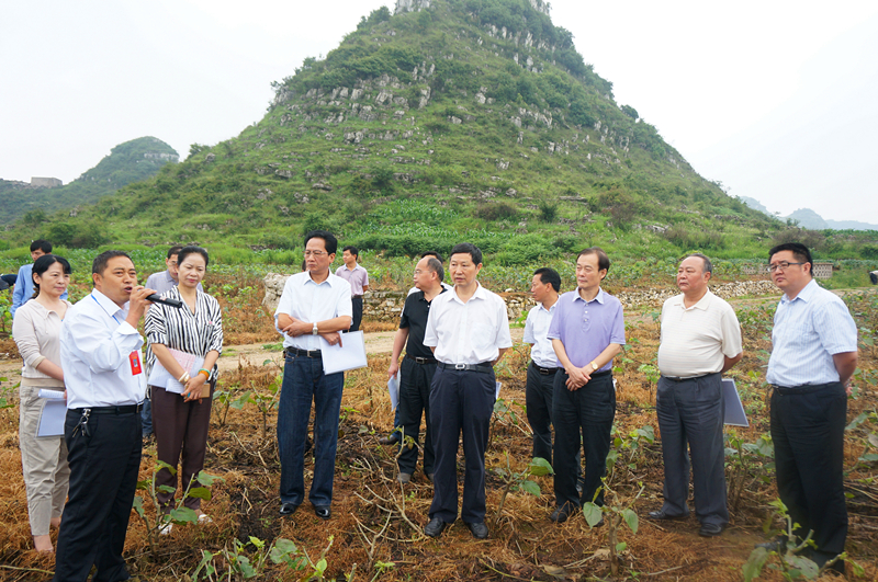 周忠良率省人大常委会执法检查组赴安顺开展扶贫开发条例执法检查