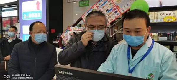 何力率队到贵阳市部分药店调研并召开重点医药流通企业座谈会