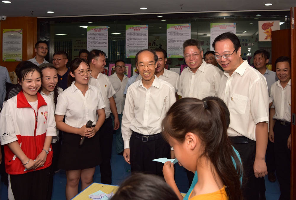 全国人大常委会副委员长万鄂湘率队在我省开展脱贫攻坚调研