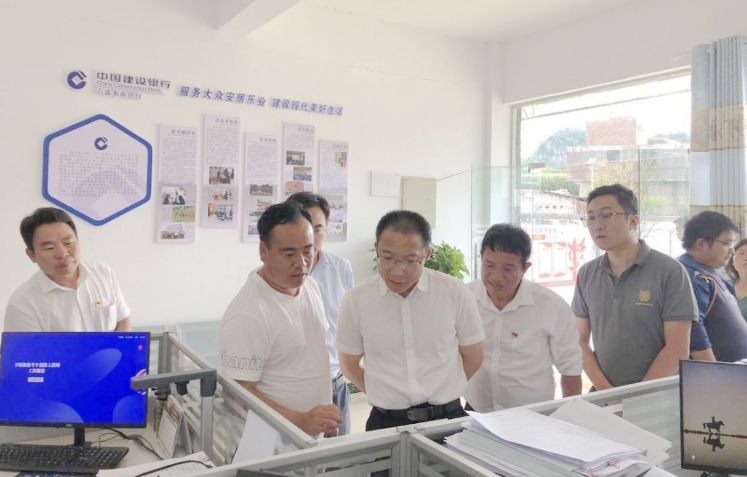六盘水市人大常委会主任侯美传督导“乡村振兴·代表在行动”主题活动和基层人大规范化建设